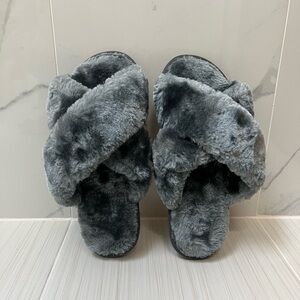 NWT Cross Band Soft Plush Open Toe Slippers (Size 7/8 in Women)